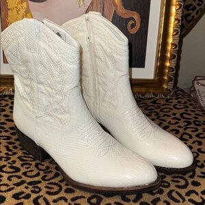 Coconuts By Matisse Women’s Derringer White Snake Boots Size 10M US